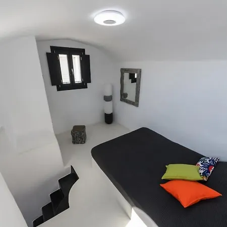 The Luna With Private Jacuzzi Emporio (Santorini)
